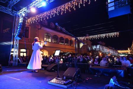 Temperamentna Tanja Žagar je razgrela kamniško publiko za najdaljšo noč v letu in silvestrovanje v centru Pravljičnega Kamnika (55)